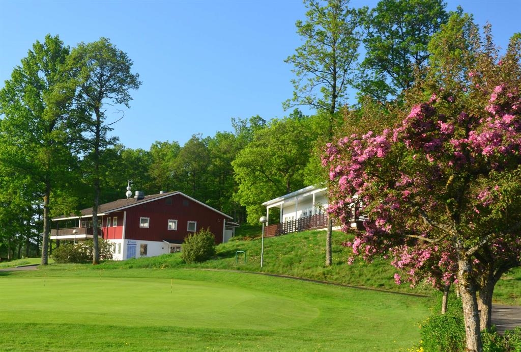 Skogaby Golfklubb, Golfbanan är medelsvår erbjuder en skön promenad i parkmiljö. Gångavstånden mellan greener och nästa tee är minimala. av hålen har kontakt med en bäck som flyter genom hela