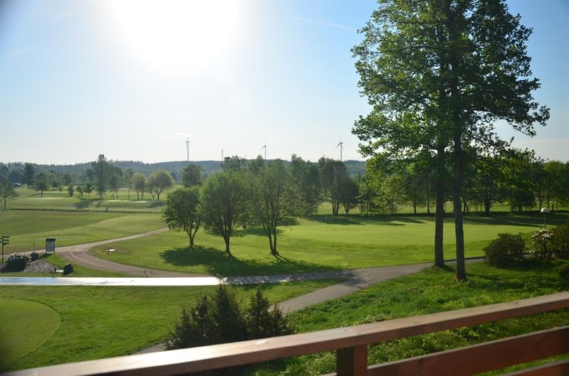 Skogaby Golfklubb, Golfbanan är medelsvår erbjuder en skön promenad i parkmiljö. Gångavstånden mellan greener och nästa tee är minimala. av hålen har kontakt med en bäck som flyter genom hela